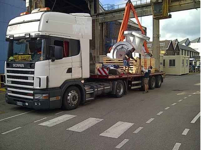 Transport exceptionnel d'un compresseur de 35 tonnes.